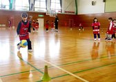ドリブルを練習する児童
