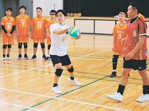 高岡拠点の悟空ドッジボールクラブ、日本代表選手から取材　練習で交流深める