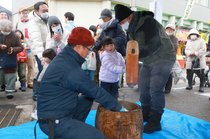 年の瀬、活気あふれ　福野で「歳の大市」