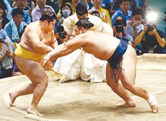 朝乃山１１勝目、遠藤を押し出す　名古屋場所１４日目