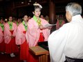 正月巫女「福ひめ」３５人　県護国神社が認証式