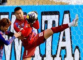 富山－磐田　後半、田川が好セーブを見せる
