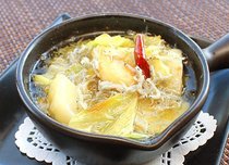 春キャベツ、新ジャガ芋としらすのアヒージョ