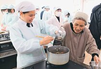 ことこと…つぼ煮完成　立山・雄山高生、郷土料理教わる