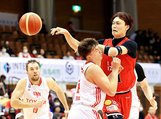 富山-A東京 第2クオーター、パスを出す宇都