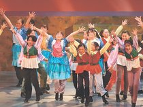 歌い踊り華やかステージ　となみミュージカルキッズ