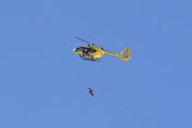 ボン、左脚を骨折し手術