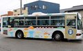福岡地域の特産と笑顔を乗せて　高岡でラッピングバス出発、富山大生デザイン