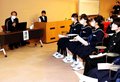 人間国宝の林さん「好きなことを突き詰めて」　高岡の中学校美術部員らに講演