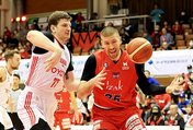 富山-A東京 第3クオーター、相手選手とボールを奪い合う富山のブバ=黒部市総合体育センター