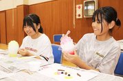 かき氷の食品サンプル作りに挑戦する児童たち＝富南会館