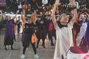 思い思いの仮装でズンバを楽しむ参加者たち