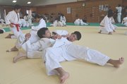 技を研究する選手ら＝塩谷建設正気館道場