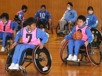 車いすバスケ楽しい　入善・桃李小でクラブ選手指導