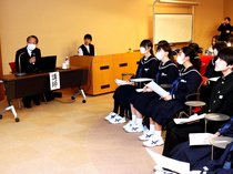 人間国宝の林さん「好きなことを突き詰めて」　高岡の中学校美術部員らに講演