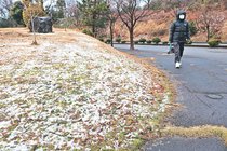 うっすら雪化粧　県内、寒さ戻る