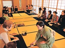 大炉で厳寒の一服　南砺でカメリア友の会、最後の茶会