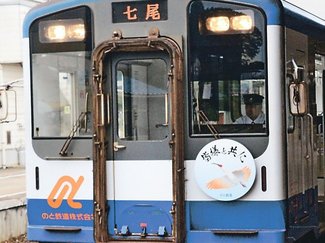 「トキ」復興の象徴に　のと鉄道、ヘッドマーク掲げ運行