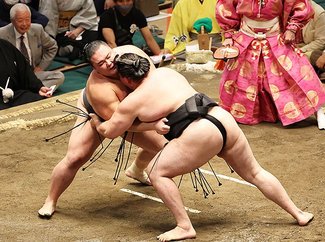 朝乃山 勝ち越し　夏場所９日目、照ノ富士敗れトップに並ぶ
