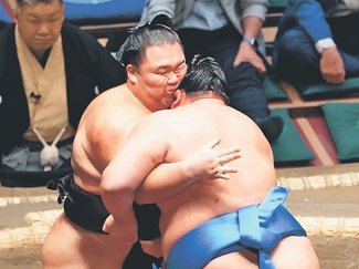 「声援と拍手を力に」　朝乃山初日、４２５日ぶり関取勝利