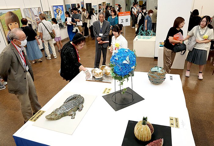 若者の創作応援し半世紀 県青少年美術展開幕、県民会館で入賞・入選作