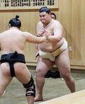 大の里、不安残る左肩を確認