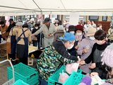 「１０００円大市」で果物などを買い求める住民ら＝南砺市城端