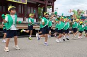 かっぱ姿で元気いっぱいに踊る園児たち＝道の駅福光