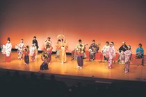 児童らの伝統芸能に拍手　８団体７４人が高岡でステージ、民謡や能楽 楽しく披露