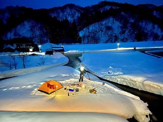 源流居酒屋（４）家の前でキャンプ<br />雪景色眺め料理楽しむ