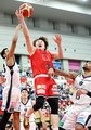 富山-横浜 激しいディフェンスを受けながらシュートを放つ野﨑
