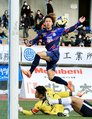 富山－磐田　後半、高橋が元日本代表の相手ＧＫ川島を交わしながらシュートを狙う