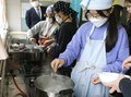 ガスで調理、楽しいね　富山の朝日小で食育実習、こんろの使い方学ぶ