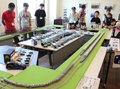 鉄道模型に興味津々　小矢部市民図書館でジオラマ展始まる