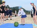 海の子山の子、仲良しに　氷見・灘浦小と高山の児童、スイカ割りや砂遊び楽しむ