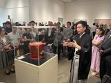 歴代の作品を紹介する１６代小原治五右衛門さん（中央手前）＝南砺市福光美術館