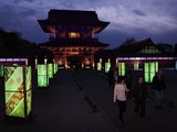 大型あんどんが彩るなかライトアップされた山門などを楽しむ人たち