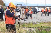 緊急銃猟の発令を想定して行われた訓練＝魚津市三ケ
