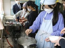 児童がガスこんろの使い方学ぶ　富山・朝日小でＧラインとやまの調理実習