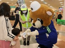 タヌキの交通指導員「ポン太」が誕生日記念の啓発活動　県交安協新庄地域支部
