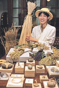 イメージ一新、スゲ製品　小矢部の大藏さんがブランド化、飾り石・しめ縄飾り販売
