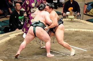 一瞬ヒヤッ朝乃山５連勝　大相撲初場所５日目