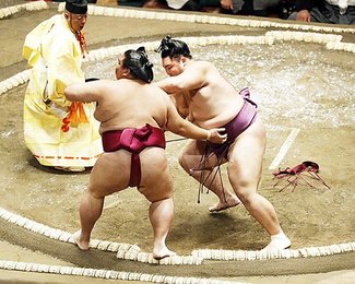 朝乃山、御嶽海を押し出し　秋場所初日