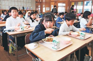 とやま給食たんけん（２）人気メニュー<br />カレーが<ruby>堂々<rp>（</rp><rt>どうどう</rt><rp>）</rp></ruby>の１位