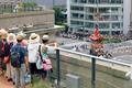 京都市役所屋上から祇園祭観賞