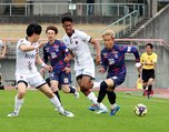富山－いわき　後半、ドリブルで攻め上がる富山の伊藤（右）