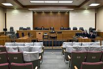 吸い殻実験巡り警察官が証言