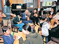 氷見の暮らしを気軽に相談　ＩＪＵ応援センター、移住した住職の寺で交流