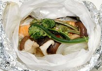 サケとコゴミのホイル焼き