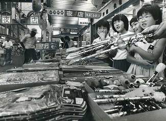 あやめ団子の発祥地？ 中教院前通りの夜店とは　江戸・明治・大正・昭和…紙面でたどる変遷